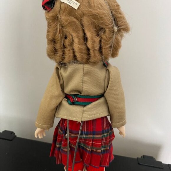 VINTAGE 1983 SHIRLEY TEMPLE Vinyl Doll - WEE WILLIE WINKIE - with stand - Picture 4 of 5